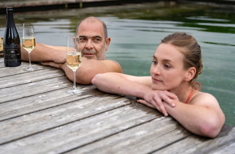 Yazid (Hannes Ringlstetter, l.) legt sich bei seiner Ex Freundin Emilia (Teresa Klamert, r.) mächtig ins Zeug. – Bild: ARD/​Thomas Neumeier