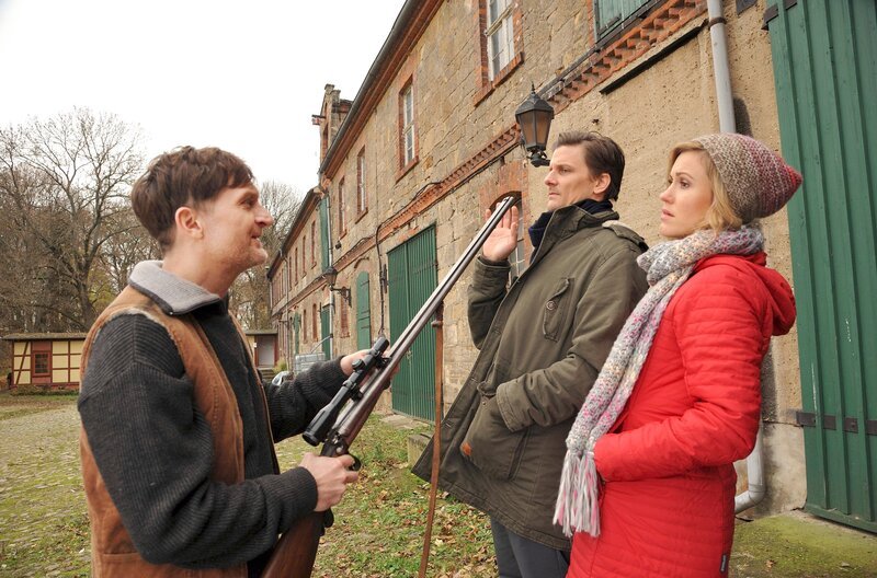 Bauer Lüding (Jörn Hentschel, links) zeigt Lauer (Marc Oliver Schulze, Mitte) und Klara (Wolke Hegenbarth) sein Gewehr. Damit wurde nicht geschossen! – Bild: ARD/​Hardy Spitz