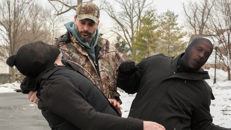 Frank (Baldwin) and Nancy (Hayek) just sent their only child off to college and now must return home to their rich, upper class neighborhood. With their finances dwindling, they go to extreme measures to hide their downfall and keep up appearances in their community and beyond. They come up with what seems to be a masterful ploy, which is to rent out their neighbor’s house for a few months … – Bild: ORF/Universal Frank (Baldwin) and Nancy (Hayek) just sent their only child off to college and now must return home to their rich, upper class neighborhood. With their finances dwindling, they go to extreme measures to hide their downfall and keep up appearances in their community and beyond. They come up with what seems to be a masterful ploy, which is to rent out their neighbor’s house for a few months … – Bild: ORF/Universal