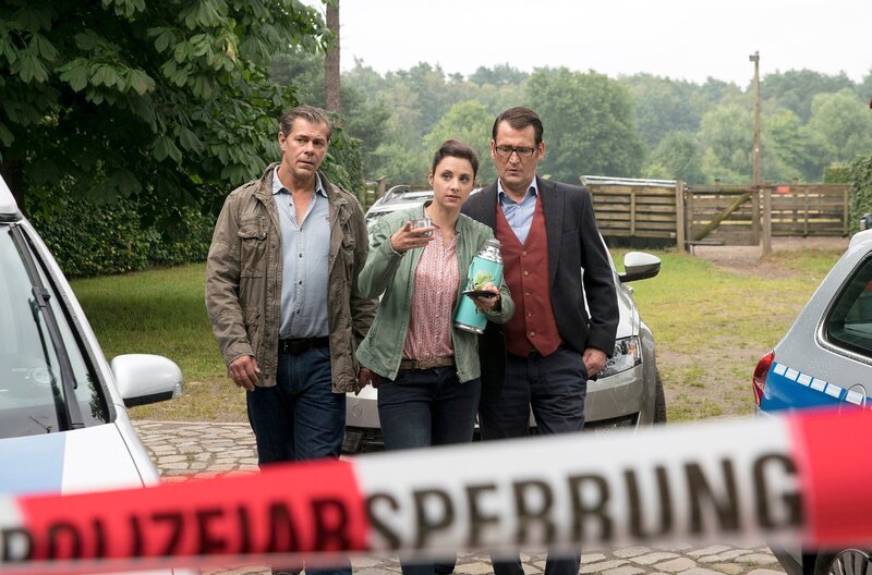 Finn (Sven Martinek, l.), Nina (Julia Schäfle, M.) und Lars (Ingo Naujoks, r.) sind auf dem Weg zum Tatort. – Bild: ARD/​NDR