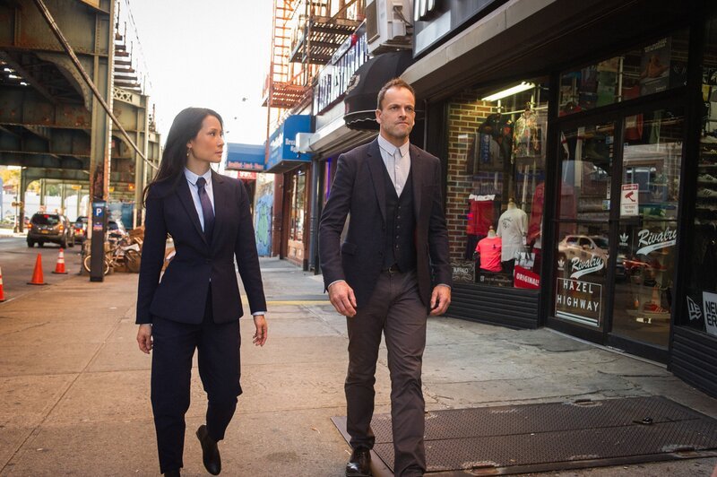 L-R:  Dr. Joan Watson (Lucy Liu) and Sherlock Holmes (Jonny Lee Miller) – Bild: CBS Broadcasting Inc. /​ Jeff Neira