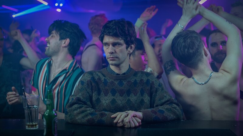 Nach einem erfolgreichen Arbeitstag findet sich Adam (Ben Whishaw) in einem exklusiven Nachtclub wieder. Doch während alle ausgelassen feiern, kann er nur an die Arbeit denken. – Bild: ZDF und Anika Molnar
