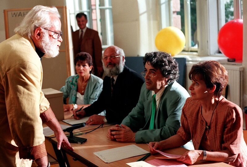 Ernst Hinterberger (li.), Bernd Jeschek (2.v.re.), Ingrid Malinka (re.). – Bild: ORF/​MR Film/​Contessina Bauer