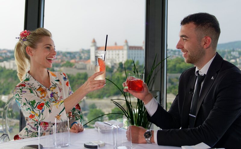 Silvia Schneider und Thomas Kubovic – UFO Tower Aussichtsplattform. – Bild: ORF/​Silvia Schneider GmbH/​Juraj Melicher