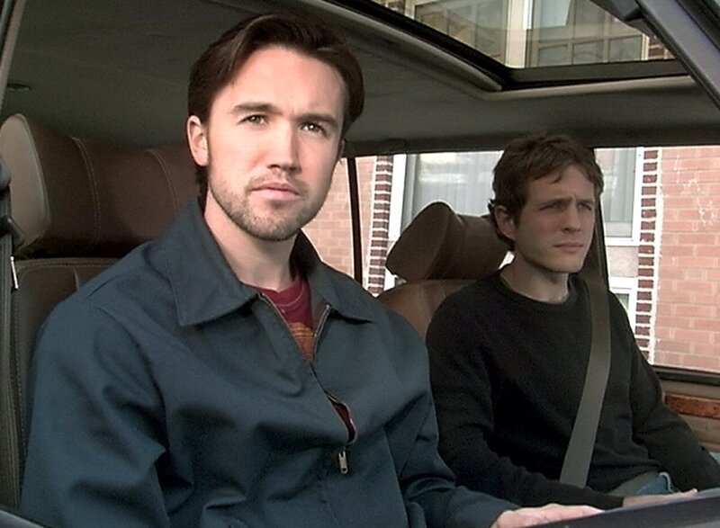 Dennis (Glenn Howerton, r.) und Mac (Rob McElhenney, l.) haben in Philadelphia einen Irish Pub eröffnet, und Dennis’ hübsche Schwester Dee arbeitet dort als Barfrau. Doch schon bald gibt’s ein großes Problem, denn der Umsatz stimmt nicht … – Bild: ProSieben Fun