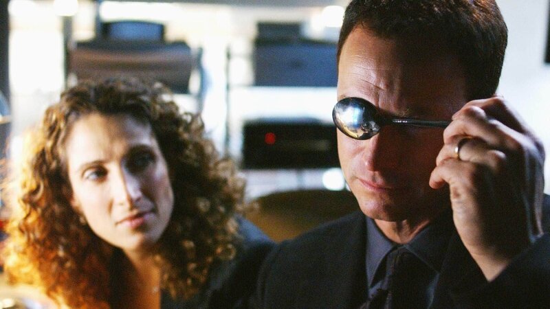 Kann man das Gesicht des Mörders im Auge des Opfers erkennen? Detective Taylor (Gary Sinise) und Detective Bonasera (Melina Kanakaredes) vergleichen die Krümmung des Löffels mit der Krümmung des Auges. – Bild: RTL /​ CBS
