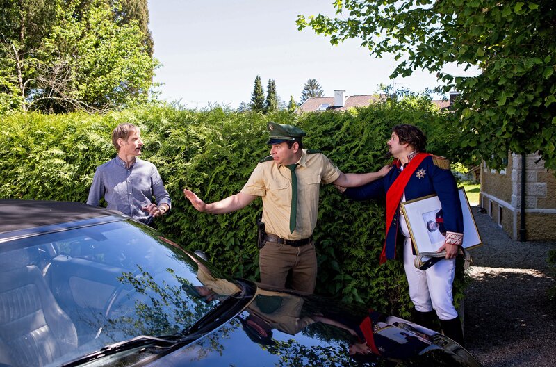 Riedl (Paul Sedlmeir, M.) versucht einen Streit zwischen Greindl (Paul Kaiser, l.) und „Kini“ Weber (Sebastian Fritz, r.) zu schlichten. – Bild: ARD/​Kai Neunert