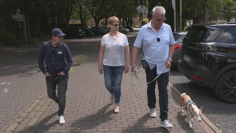 Trainerin Melle, Simone, Peter und Hündin Lou; Rollstuhl-Hündin im Angriffsmodus – Bild: RTL S7 Mina TV
