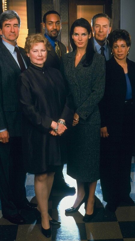 (v.li.) Jack McCoy (Sam Waterston), Nora Lewin (Dianne Wiest), Edward Green (Jesse L. Martin), Abbie Carmichael (Angie Harmon), Lennie Briscoe (Jerry Orbach) und Anita Van Buren (S. Epatha Merkerson) – Bild: RTL