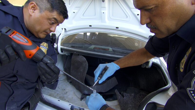 Brownsville, Texas: Border Patrol Officers testing a suspicious substance that was found in a vehicle. (Photo Credit: NGT) – Bild: NGT Lizenzbild frei