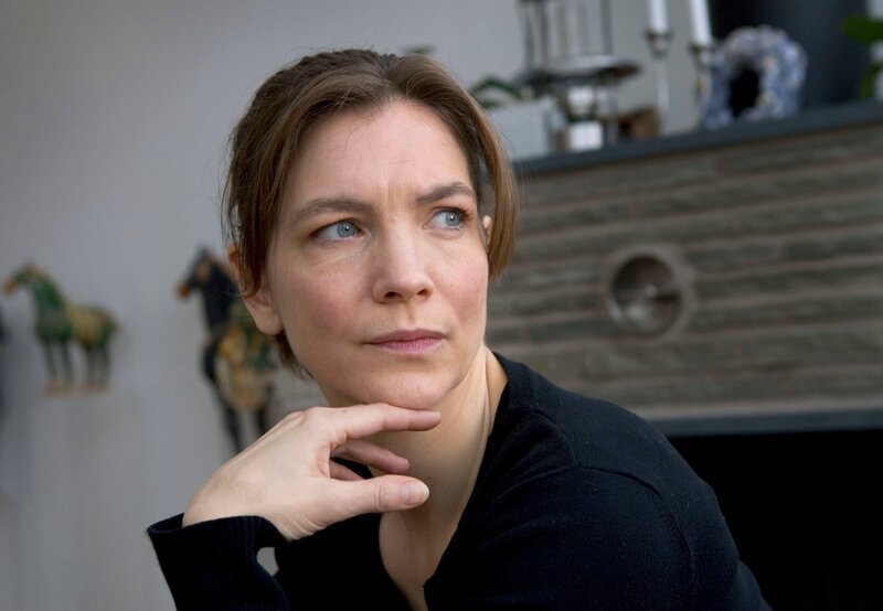 Irene Huss (Angela Kovacs) muss den Mord an einem reichen Immobilienhändler aufklären. – Bild: NDR/​ARD Degeto/​Illusion Film/​A. Aris