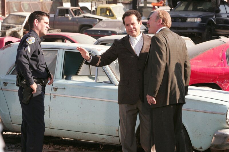 Während der Ermittlungen zu einem Mord auf einem Schrottplatz wird plötzlich der Polizist Sgt. Sharkey (Nicky Katt, l.) aufmüpfig. Er deutet an, ein Verhältnis mit der Frau von Captain Stottlemeyer (Ted Levine, r.) zu haben. Als Stottlemeyer das hört, muss Monk (Tony Shalhoub) versuchen die Streithähne auseinander zu halten. – Bild: RTPL /​ RTLplus