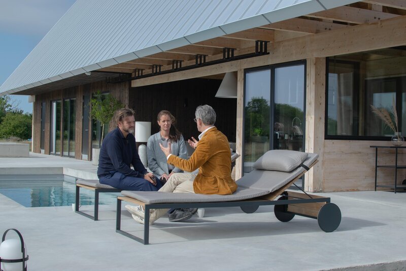 Ebbe, Ida und Architekturkritiker Mark Isitt (r.) – Bild: RTL /​ FremantleMedia Sverige AB