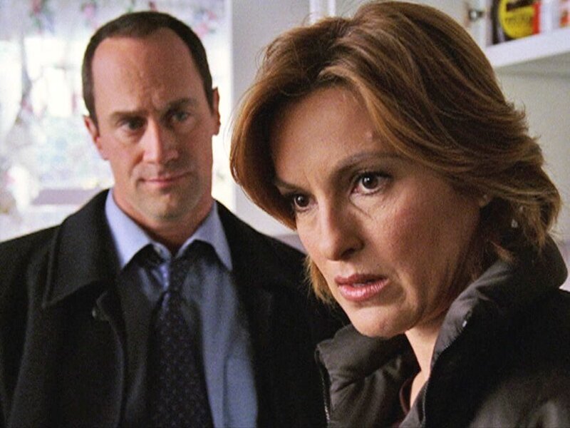 Det. Stabler (Christopher Meloni) und Det. Benson (Mariska Hargitay) sehen sich in der Wohnung des Opfers um. Völlig unerwartet finden sie Berge von Alkoholflaschen. War es möglicherweise doch kein Mord? – Bild: RTL NITRO