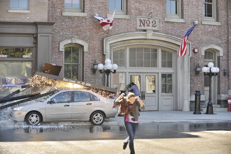 Castle wird von dem Hauptverdächtigen, dem ehemaligen Marinesoldat Bronson, in dessen Wagen entführt. Der bricht plötzlich zusammen und ist auf der Stelle tot und das Auto rast ungebremst in eine Telefonzelle … – Bild: ABC Studios Lizenzbild frei