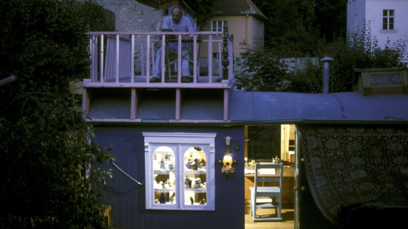 Peter (Peter Lustig) rechnet und rechnet – bis in die Nacht hinein. Doch wie er es auch dreht und wendet, es bleibt nicht genügend Geld übrig. – Bild: ZDF und Studio TV Berlin