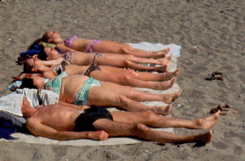 Von Fernreisen in exotische Länder über den Urlaub auf dem Bauernhof bis hin zu Strandferien an der Ostsee - jeder hat seine ganz eigenen Reiseerinnerungen. Der Film blickt zurück auf Urlaubstrends und Erlebnisse von den 1950ern bis in die 1990er Jahre, wie Camping, Kaffeefahrten, Survival-Urlaub oder Ballermann. - Sonnen in Spanien 70er. – Bild: rbb/​DRA