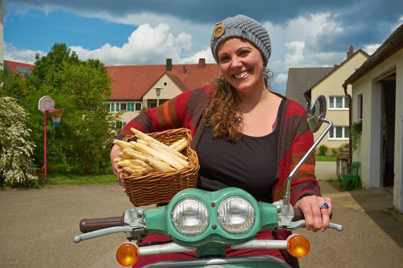 Diesmal sind die Frauen zu Gast bei Kerstin Loy aus Mittelfranken. Die 35-Jährige ist gelernte Reisekauffrau. Zur Landwirtschaft kam sie erst durch die Heirat mit ihrem Mann Michael. Die beiden haben 2 Kinder. Schon seit 100 Jahren werden auf dem Hof im Landkreis Weißenburg-Gunzenhausen Milchkühe gehalten. Vor kurzem haben die Loys umgebaut und besitzen nun einen modernen Roboterstall. Neben ihren Aufgaben im Stall arbeitet Kerstin Loy nach wie vor Teilzeit im Reisebüro. Und einmal im Jahr treibt sie das Fernweh dazu an, mit ihrer Familie zu verreisen. – Bild: BR/​megaherz gmbh