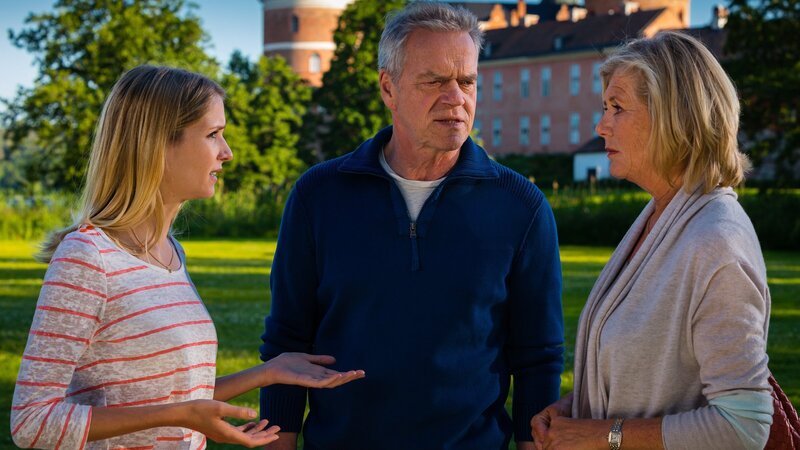 Leonie (Sarah Ulrich, l.) kann nicht glauben, dass Helena (Jutta Speidel, r.) sie all die Jahre belogen hat: Ihr Vater Anders (Jürgen Heinrich, M.) ist nicht tot, er lebt! Jetzt will Leonie die Wahrheit wissen. – Bild: ZDF