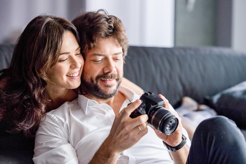 Alejandra (Verónica Sánchez, l.); Óscar (Álvaro Morte, r.) – Bild: ORF/​Beta Film/​Movistar+/​MARIA HERAS