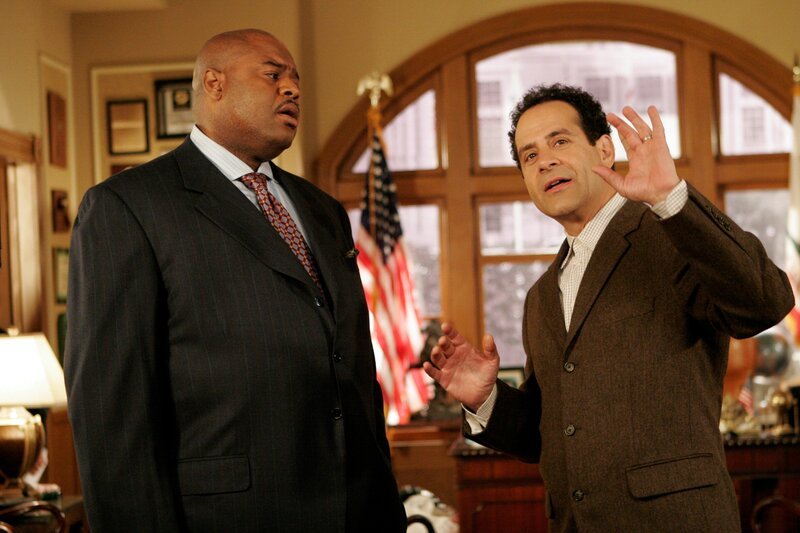 Monk – Mr. Monk im Müll – Die Müllabfuhr streikt und in San Francisco stinkt es zum Himmel. Monk leidet furchtbar unter den wachsenden Bergen von Unrat. Als er den Tod des Gewerkschaftsführers der Müllmänner klären soll, scheint ihm die Geruchsbelästigung dermaßen den Verstand zu vernebeln, dass er niemand anderes als den Bürgermeister des Mordes verdächtigt. – Im Bild (v.li.): Chi McBride (Mayor Ray Nicholson), Tony Shalhoub (Adrian Monk). – Bild: Turner /​ UNIVERSAL STUDIOS