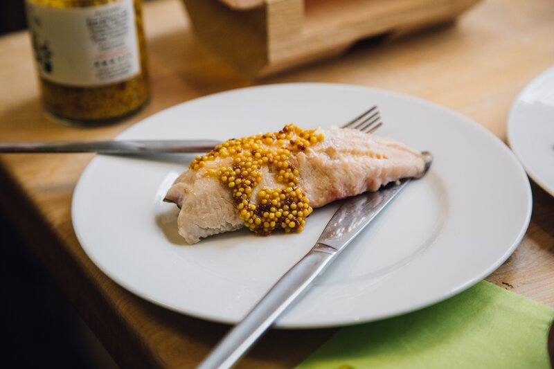 Saiblingsfilet mit Senf Kaviar – Bild: Raphael Moser /​ Red Bull Content Pool /​ Viertbauer Promotion GmbH