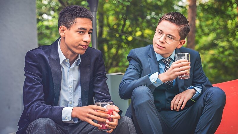 Joshua (Georg Trappe, rechts) berät sich mit Malik (Jonathan Vöhringer, links) zum Prozess. – Bild: mdr/​Saxonia Media/​Thomas Dietze