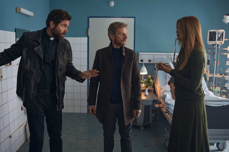 Von links: Franz Hartl (Peter Ketnath) und Stefan Schwab (Michael Kessler) beruhigen Carola Bennett (Esther Schweins), deren Tochter Nele dem Rattenfänger von Hameln entkommen konnte. – Bild: Linda Nohr /​ Paramount Pictures /​ Paramount Pictures/​Linda Nohr