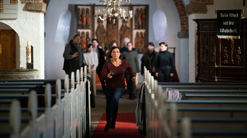 Gefährlicher Einsatz: Ina Behrendsen (Julia Brendler, M.) ermittelt nach dem Mord an dem Chormitglied Maria Fröbe undercover als Vorsängerin im Kirchenchor der katholischen Kirche auf Sylt. – Bild: ZDF und Georges Pauly
