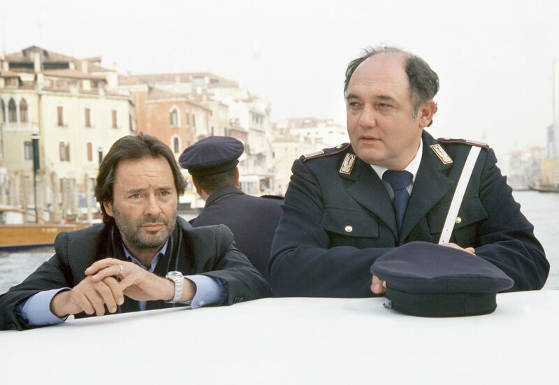 Commissario Brunetti und sein Assistent Sergente Vianello stehen vor einem Rätsel. – Bild: ARD/​Degeto/​M.Kerstgens/​VISUM