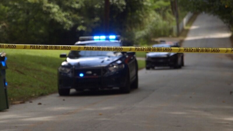 Die Mordkommission von Atlanta trifft am Tatort ein, an dem ein 22-Jähriger angeschossen wurde. – Bild: A&E