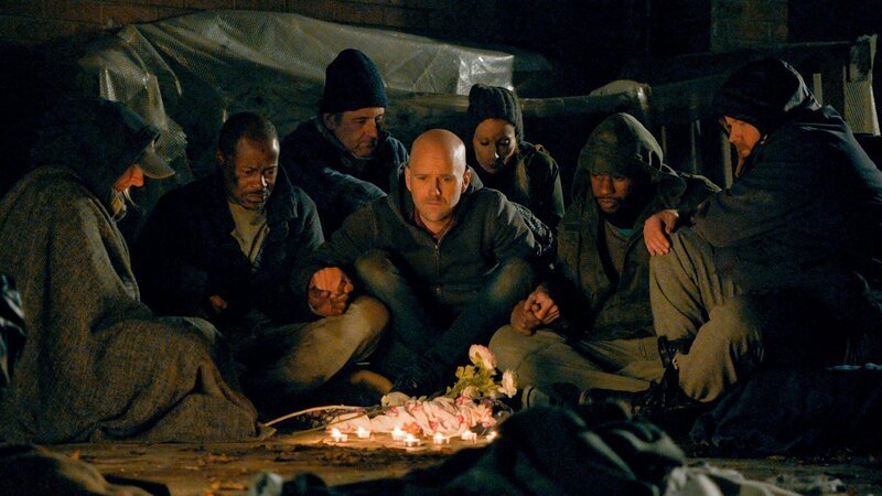 Adam and homeless people mourn together. – Bild: Discovery Communications