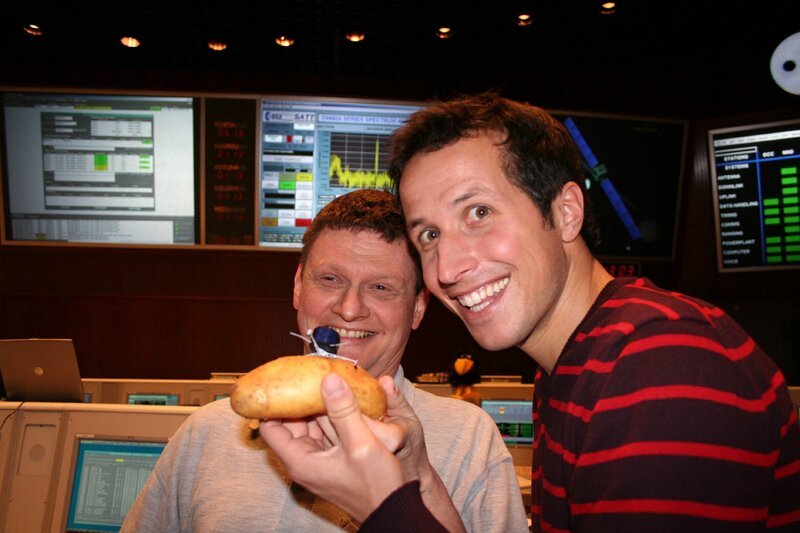 Willi (rechts) mit Detlef Koschny von der Europäischen Weltraumorganisation ESA. – Bild: BR/​megaherz gmbh