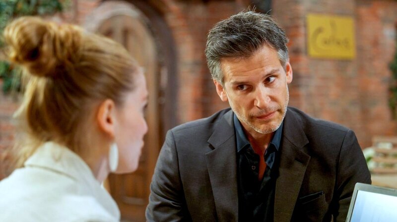 Richard (Florian Odendahl, r.) führt seine Intrige fort und erzielt erste, kleine Erfolge. – Bild: NDR