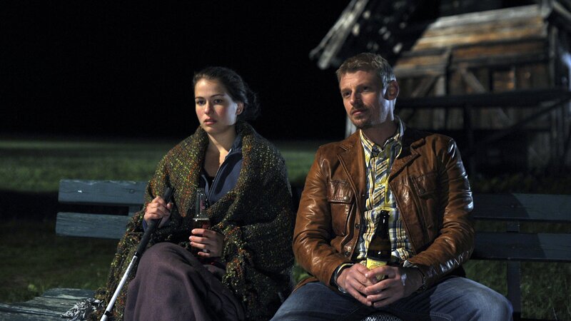 Andreas Marthaler (Martin Gruber, r.) versucht Paula (Henriette Confurius, l.) bei der Verarbeitung einer schmerzlichen Wahrheit zu helfen. – Bild: ZDF und Thomas R. Schumann