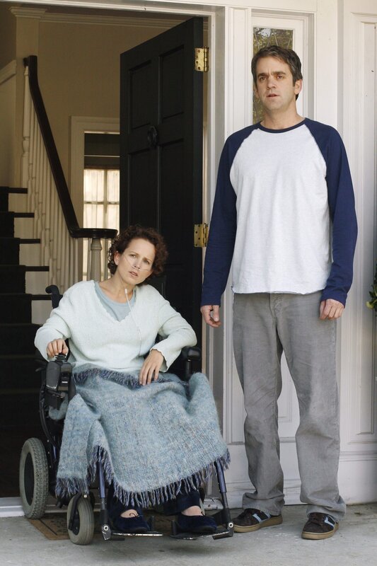 Rebecca (Jennifer Dundas, l.) und Art (Matt Roth, r.) sind geschockt über die Anschuldigung von Lynette … – Bild: Ron Tom