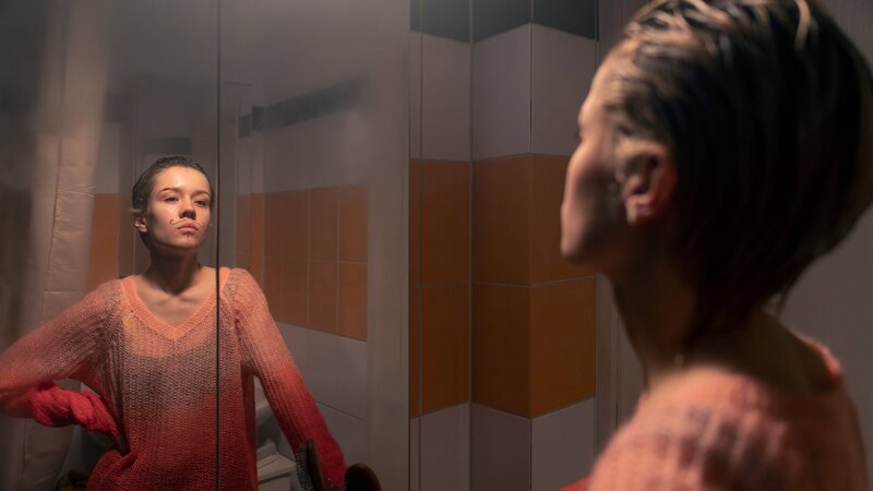 Charlie (Lea Drinda) ist auf der Suche nach sich selbst und findet dabei erstmals Raum, sich auszuprobieren. – Bild: ZDF