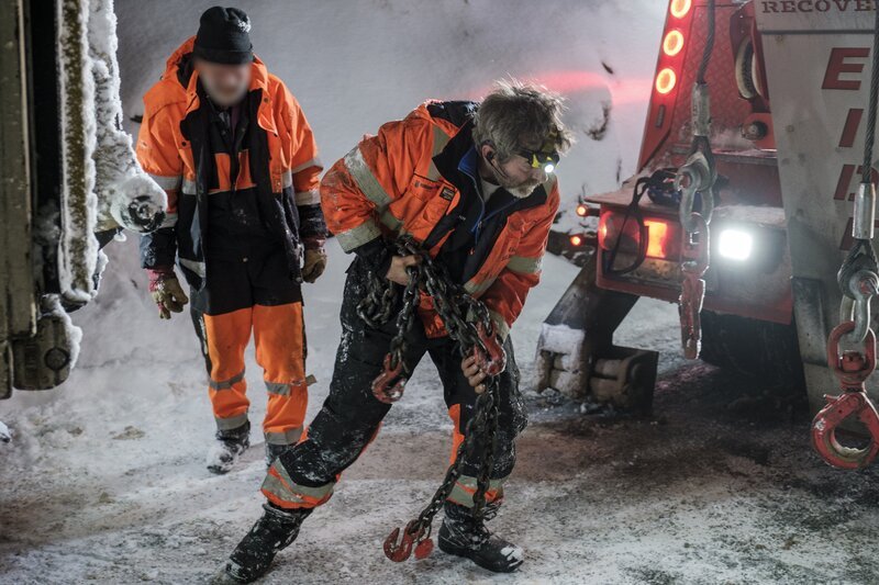 Björn bewegt die Ketten, die er bei der Rettung benutzt hat. – Bild: National Geographic for Disney