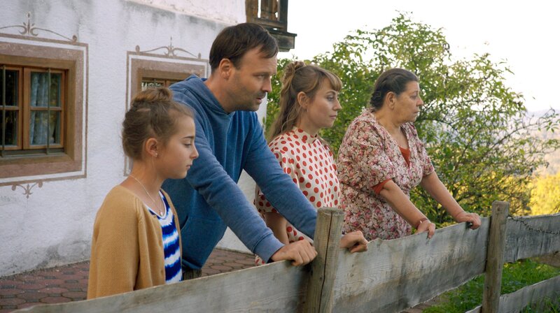 Alle hoffen, dass Racko wieder auftaucht. Von links: Fee (Joline Letizia Schwärzler), Martin (Andreas Tobias), Eva (Ines Hollinger) und Theres (Monika Manz). – Bild: BR/​Filmbüro Münchner Freiheit GmbH