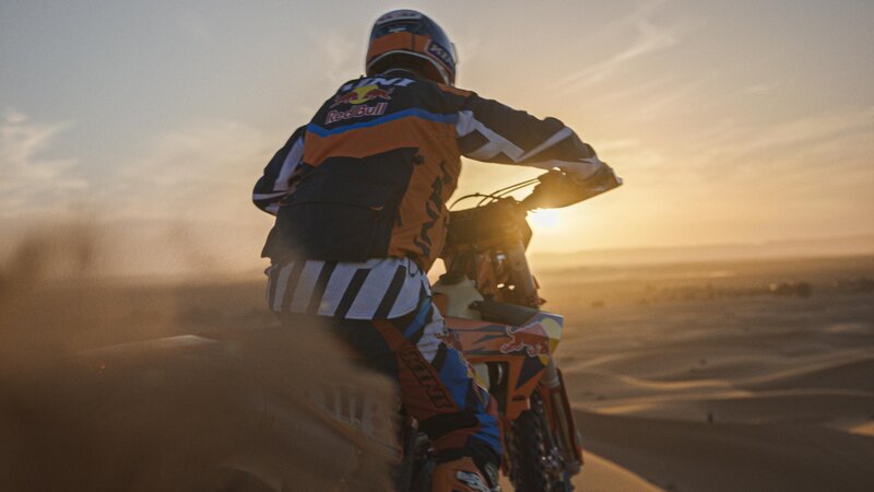 Tobias Moretti am Motorrad – Bild: Servus TV /​ Wildwood Films & Creatives