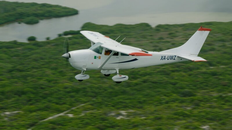 Ein Flugzeug fliegt über einen üppigen Wald. – Bild: DCI / Discovery Communications Ein Flugzeug fliegt über einen üppigen Wald. – Bild: DCI / Discovery Communications