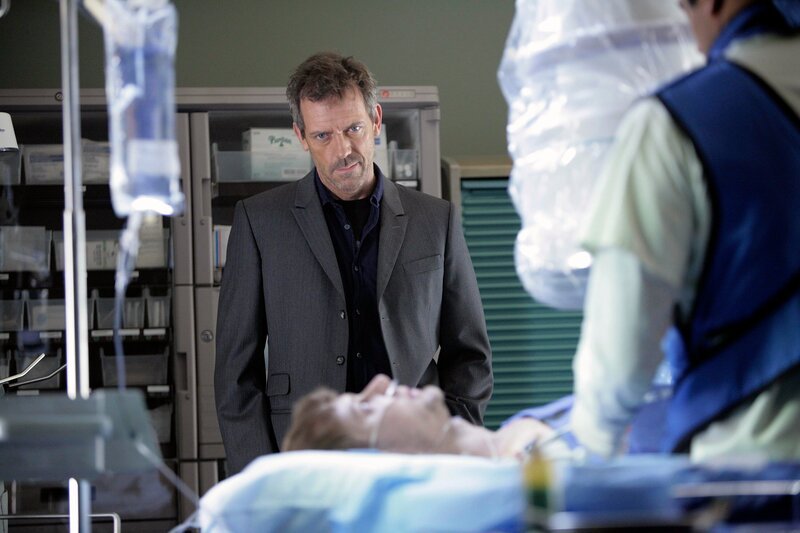 Der junge Priester Daniel Bresson hat eine Jesus-Erscheinung, nachdem er zu viel getrunken hat. House (Hugh Laurie, l.) nimmt den Fall an. – Bild: Fox