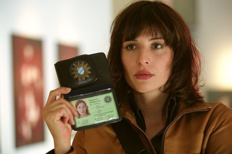 Nina (Elena Uhlig) hat privat ständig Ärger mit ihren Männern. – Bild: Sat.1 /​ Christian A. Rieger