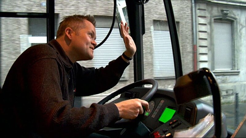 Was Busfahrer machen, wenn sie mal aufs Klo müssen, zeigt uns Stefan. – Bild: WDR/​Die Sendung mit dem Elefanten