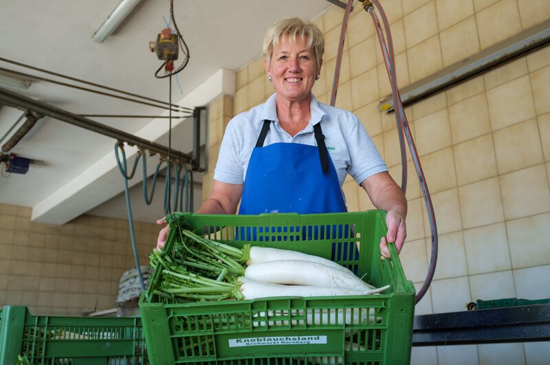 Landfrau Renate Höfler mit Rettich. – Bild: BR/​megaherz gmbh/​Hans Peter Fischer