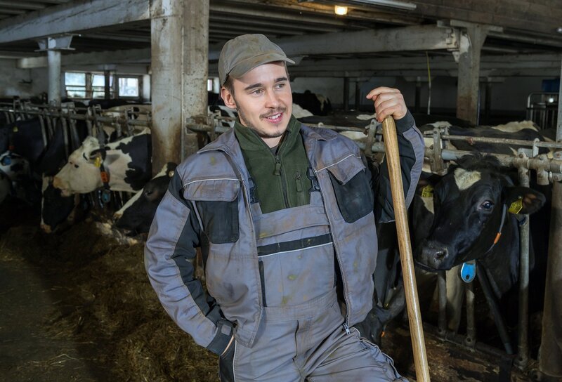 Sebastian (Dominik Stricker) wird eine große Ehre zuteil: Von der Schönwalder Fasnetzunft bekommt er die Rolle des „Wohlauf“ angeboten. – Bild: SWR/​Alexander Kluge