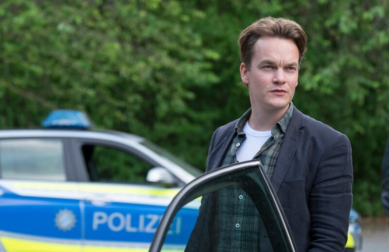 Tom Kupfer (Ludwig Blochberger) am Tatort. – Bild: ZDF und Erika Hauri