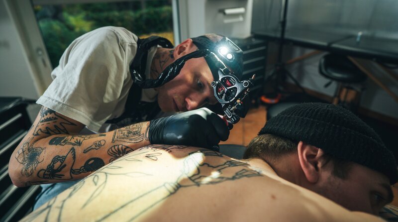Tattoo-Artist Basti Wurms aus Hamburg arbeitet im Ignorant-Style. Ihm geht es nicht darum, seine Werke zu verkopfen, sondern einfach zu machen; vor dem Alltag zu fliehen, sich von Impulsen leiten zu lassen. – Bild: MDR/​Jan Rosemann