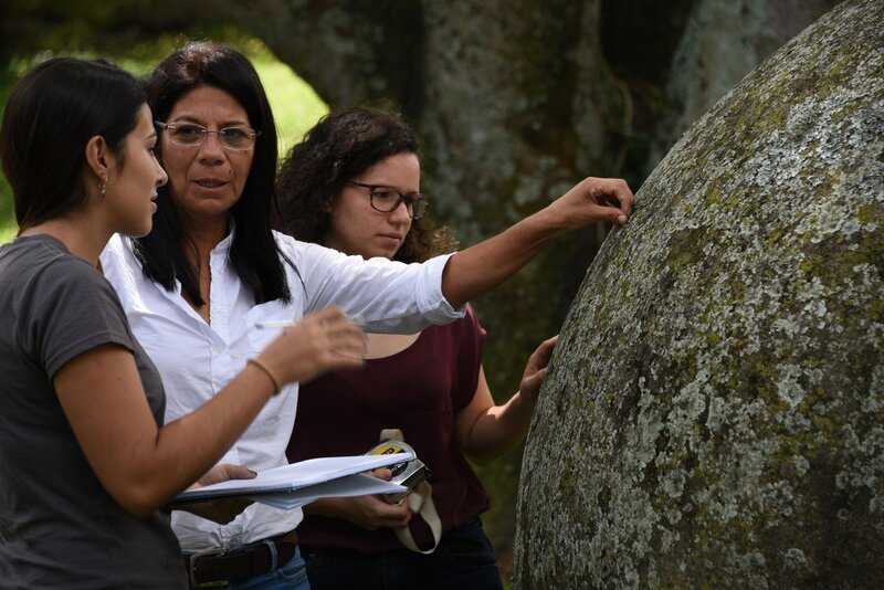 Ifigenia Quintanilla erforscht bereits seit 25 Jahren die berühmten Steinkugeln von Costa Rica. – Bild: ZDF /​ Peter Prestel /​ History