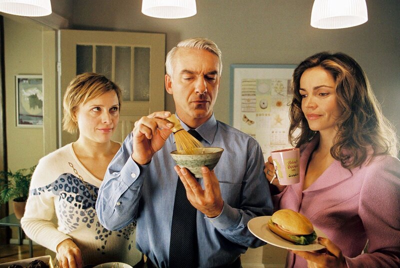Felix (Christoph M. Ohrt, M.) bereitet für seinen neuen Mandanten einen Tee vor. Sandra (Rebecca Immanuel, r.) und Biene (Isabel Tuengerthal, l.) trinken lieber Kaffee. – Bild: Sat.1